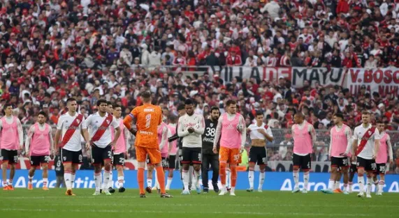 Muere hincha de river  jugadores