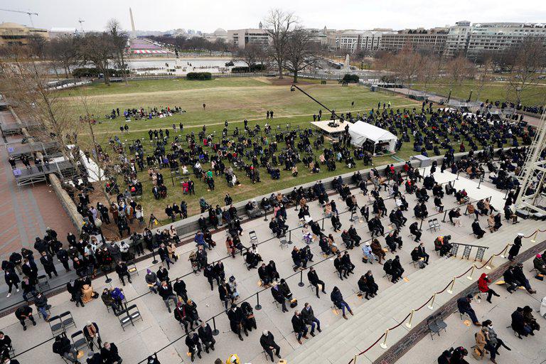 Los invitados a la ceremonia de asunción con distanciamiento social.
