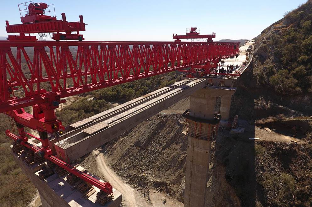 Colocación-de-la-última-viga-del-cuarto-viaducto