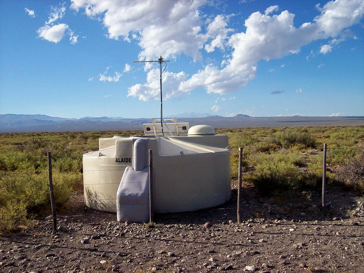 1200px-Observatorio_Pierre_Auger_Tanque_Rayos_Cósmicos