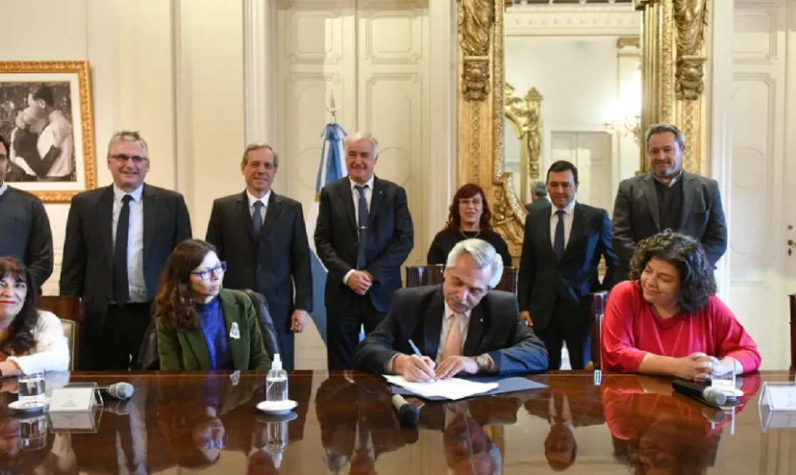 El Gobierno junto a empresarios farmacéuticos