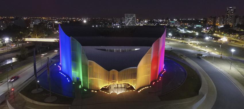 Legislatura-iluminada-bandera-LGBT1_ cba.gov.ar
