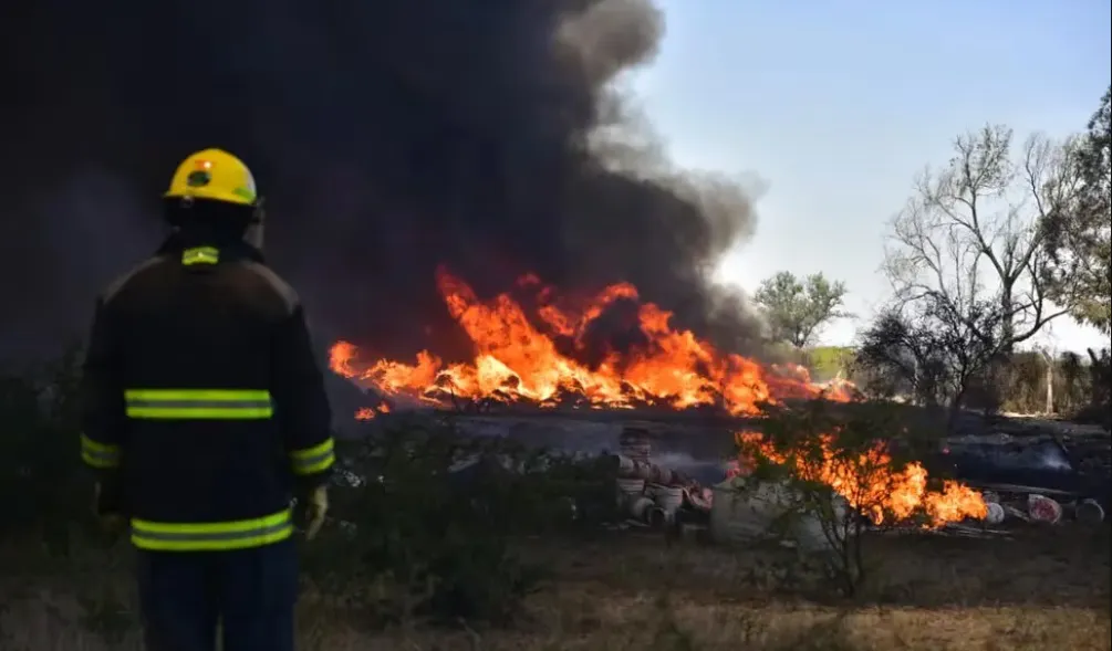 bomberos combaten incendio en monte cristo
