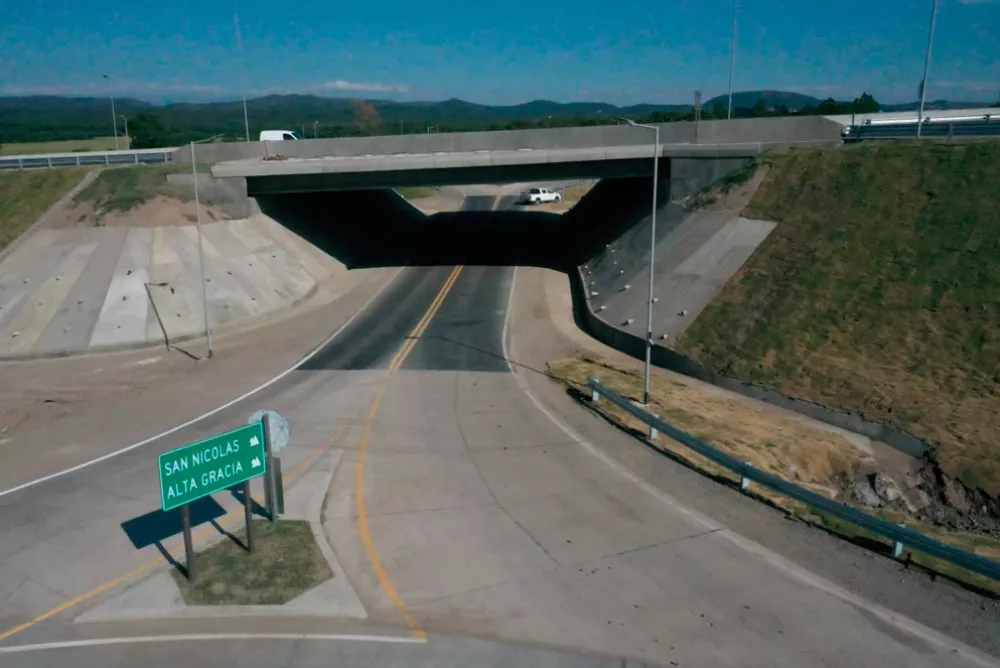 12-JUAN-SCHIARETTI-HABILITA-LA-COLECTORA-Y-ROTONDA-ATO-CARLOS-PAZ-Y-C45-