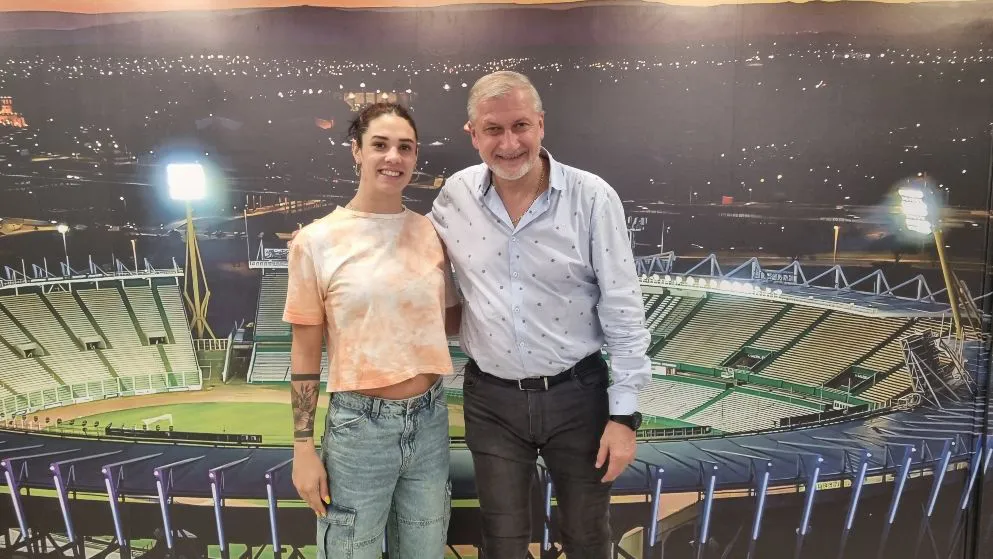 Macarena Ceballos con Campana