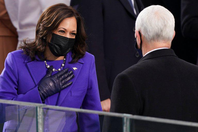 La vicepresidenta electa Kamala Karris y el vicepresidente saliente Mike Pence se saludan