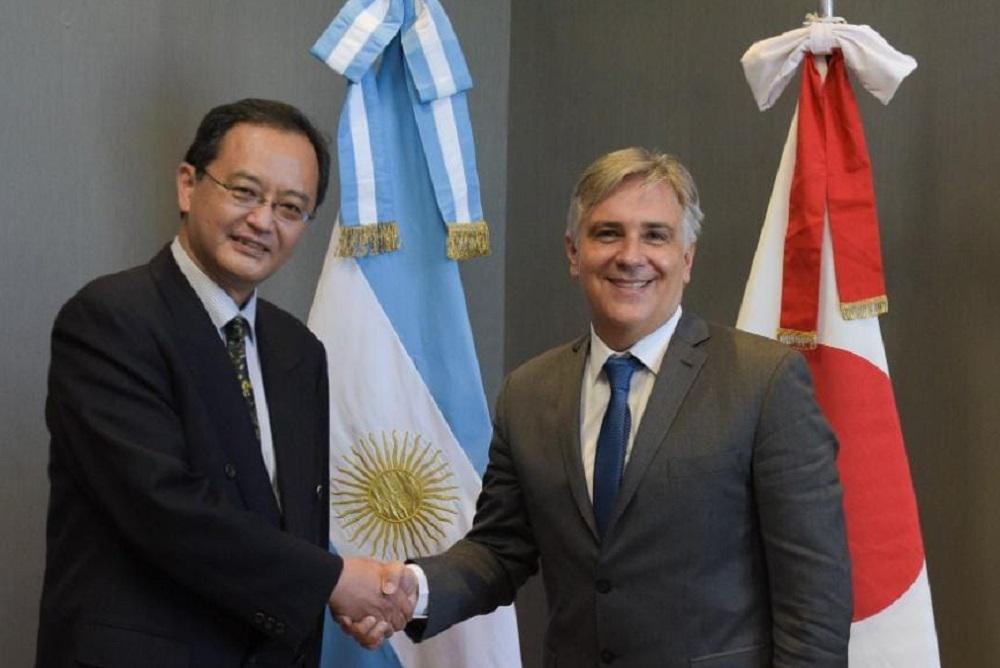 embajador de Japón con Llaryora