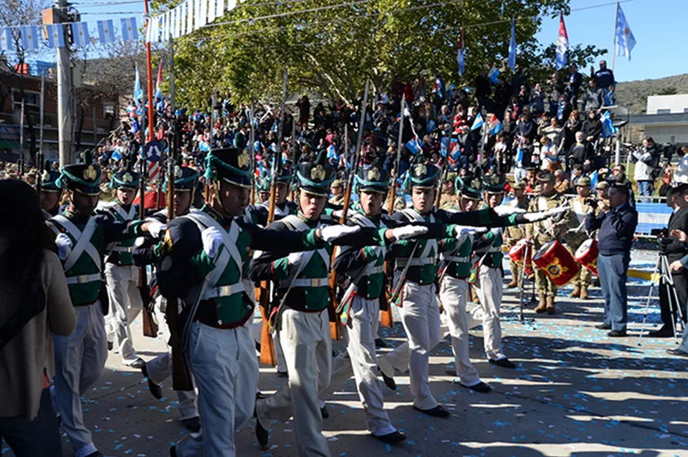 EL OBJETIVO FOTO DESFILE 9 DE JULIO Desfile-Carlos-Paz-13