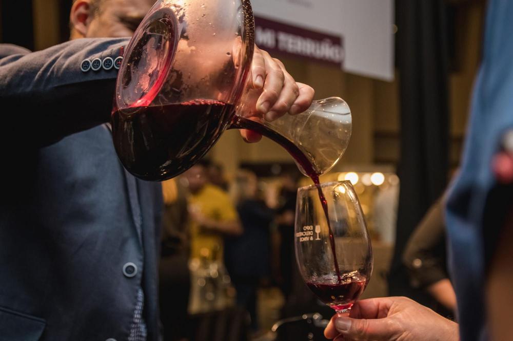 La Expo Delicatessen & Vinos