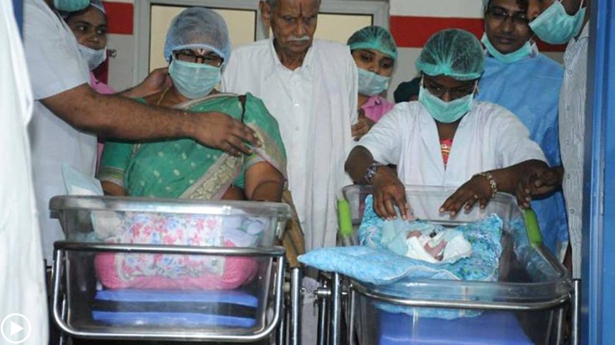 gemelas de la mujer de 73 años