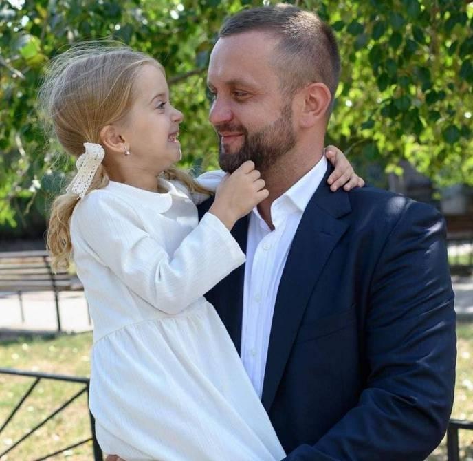 Militar ucraniano con su hija