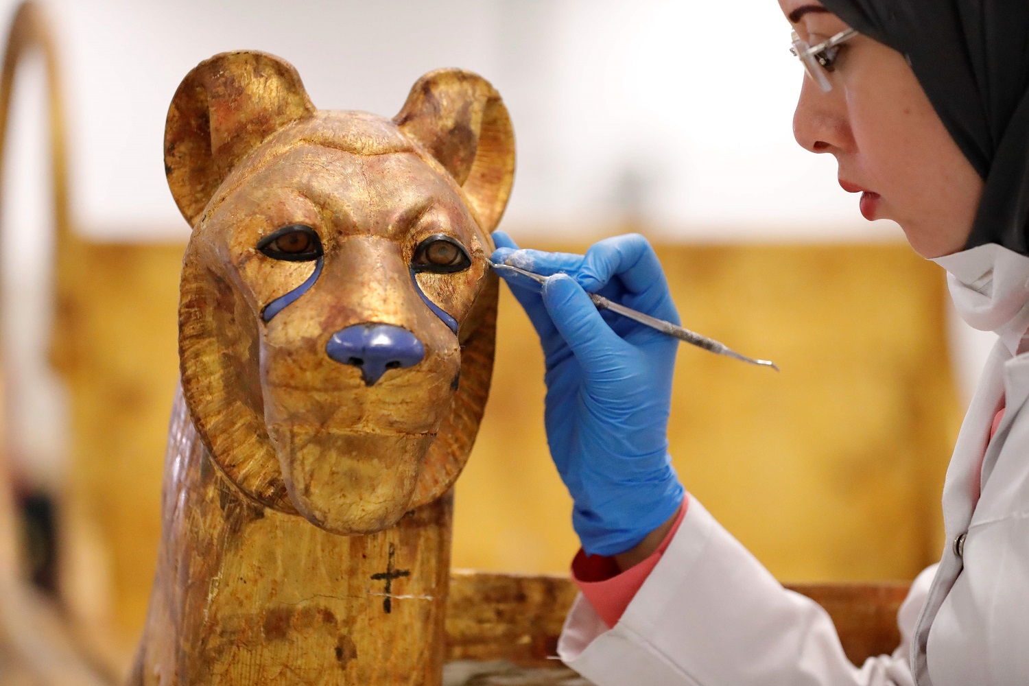 Tutankamón sarcófago dorado 4