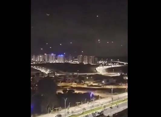 enjambre de drones explosivos y disparó misiles  ataque