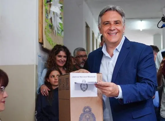 votó Llaryora