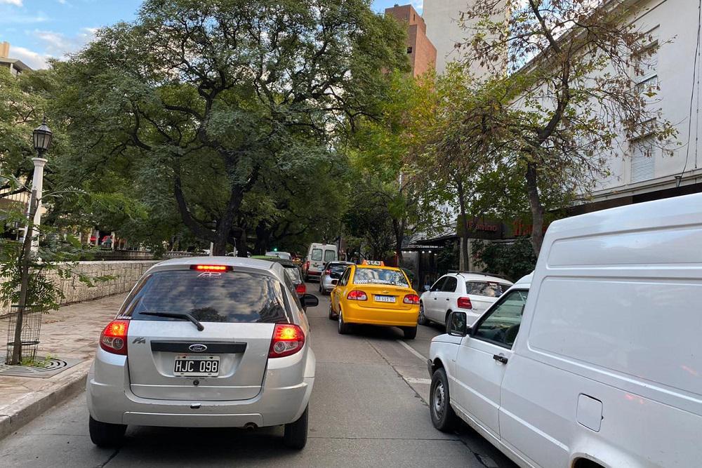 largas filas de autos