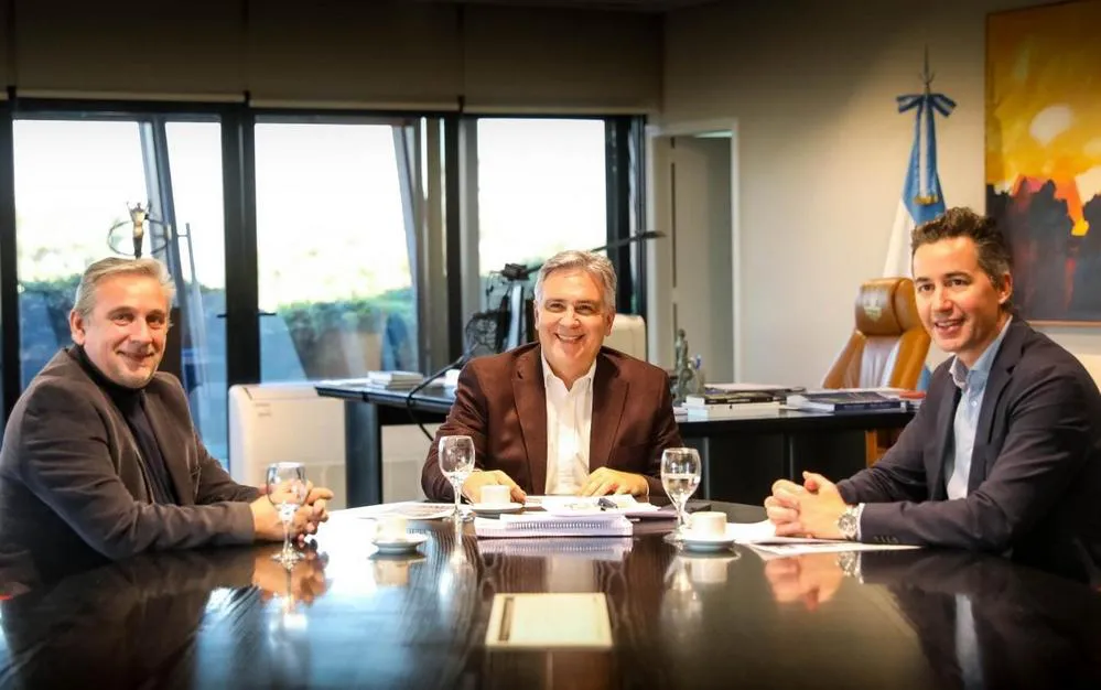 EL OBJETIVO FOTO LLARYORA CALVO RASCHETTI CRUZ DEL EJE