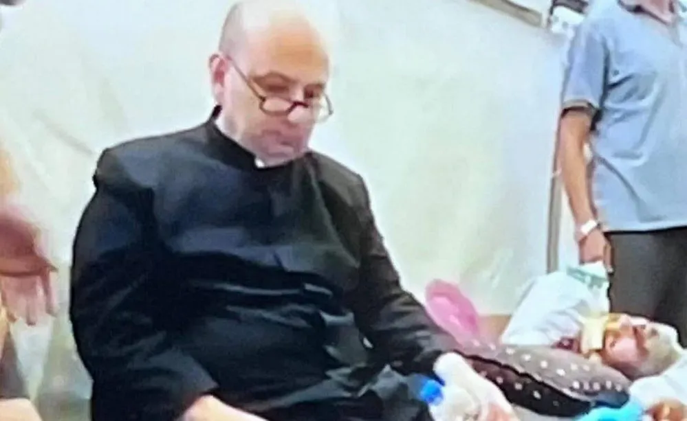 EL OBJETIVO FOTO CURA ARGENTINO GAZA