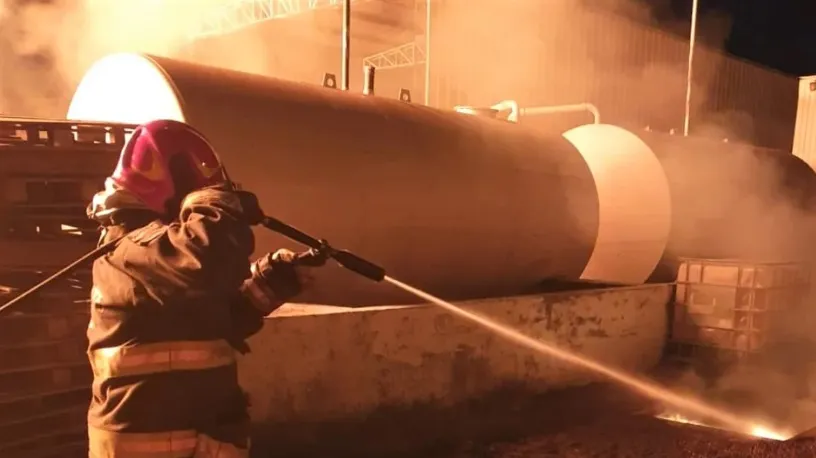 bomberos combaten incendio