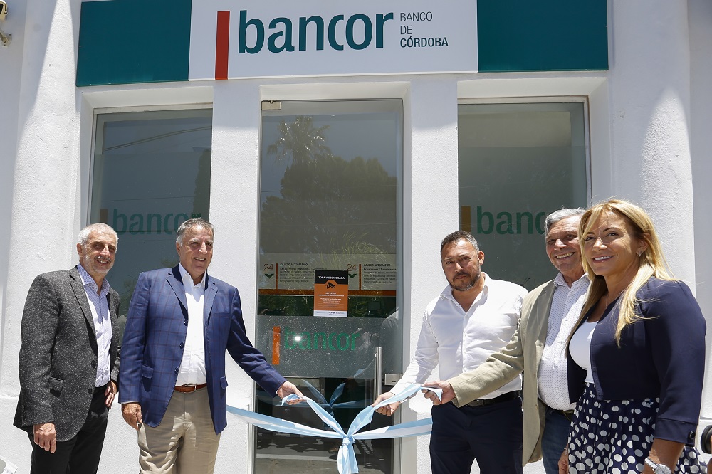 El presidente Daniel Tillard junto al intendente de Cruz del Eje Claudio Farías inaugurando el nuevo Centro 24hs Bancor