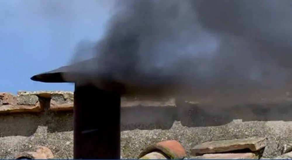 EL OBJETIVO FOTO FUMATA NEGRA VATICANO NA JUEVES