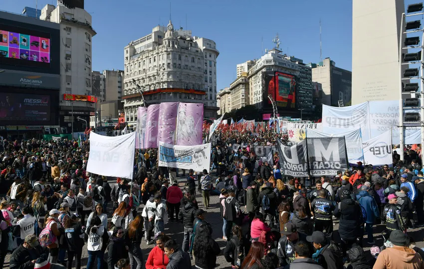 OBELISCO-PROTESTA-molares_ NA