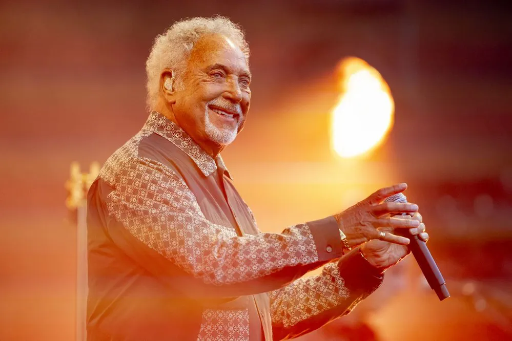 EL OBJETIVO FOTO TOM JONES TWITTER