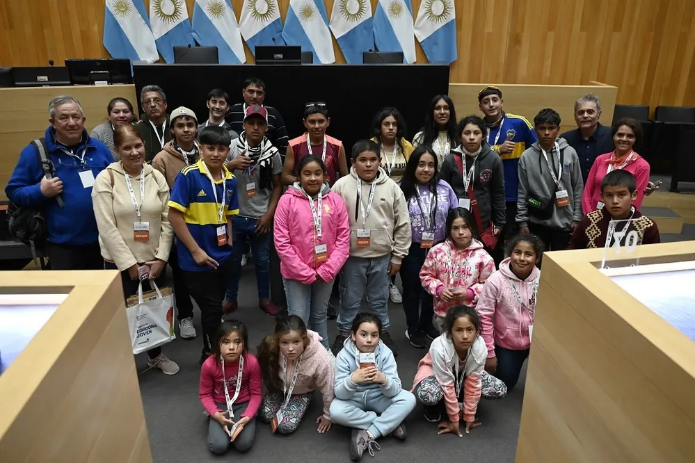 EL OBJETIVO FOTO LEGISLATURA VISITA CHICOS PAMPA DE ACHALA 1