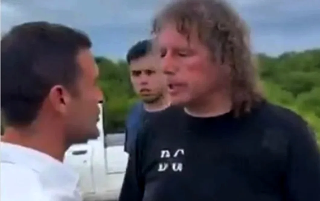 Pelli (izquierda) discute con su agresor