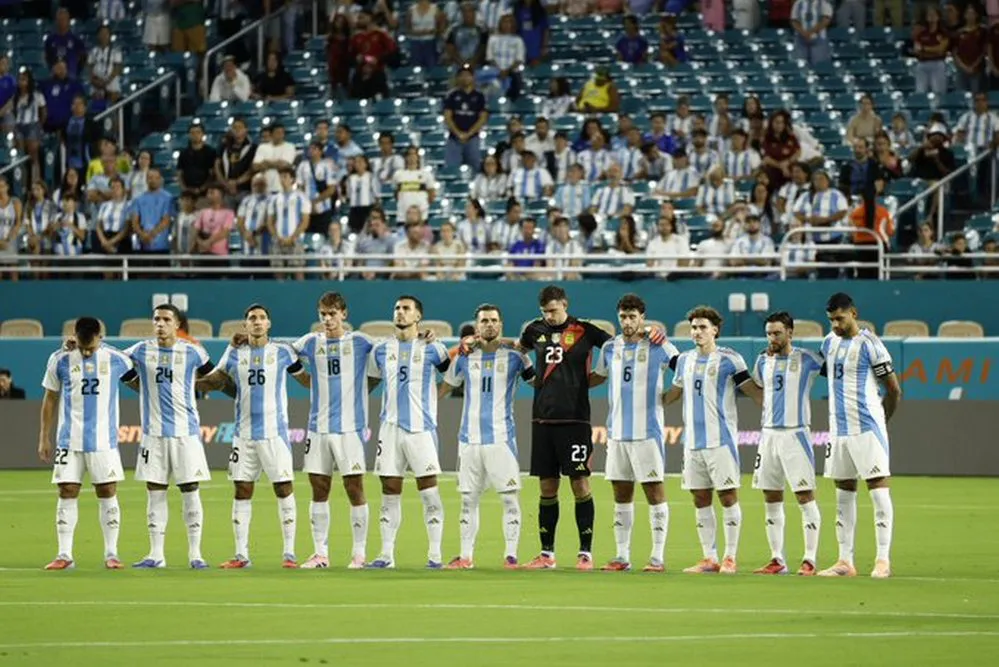 EL OBJETIVO FOTO ARGENTINA VS VENEZUELA MINUTO DE SILENCIO X