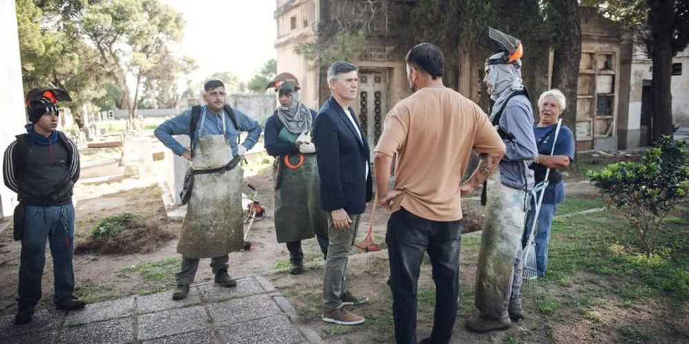 EL OBJETIVO FOTO CORDOBA PASSERINI FUMIGACION CEMENTERIO