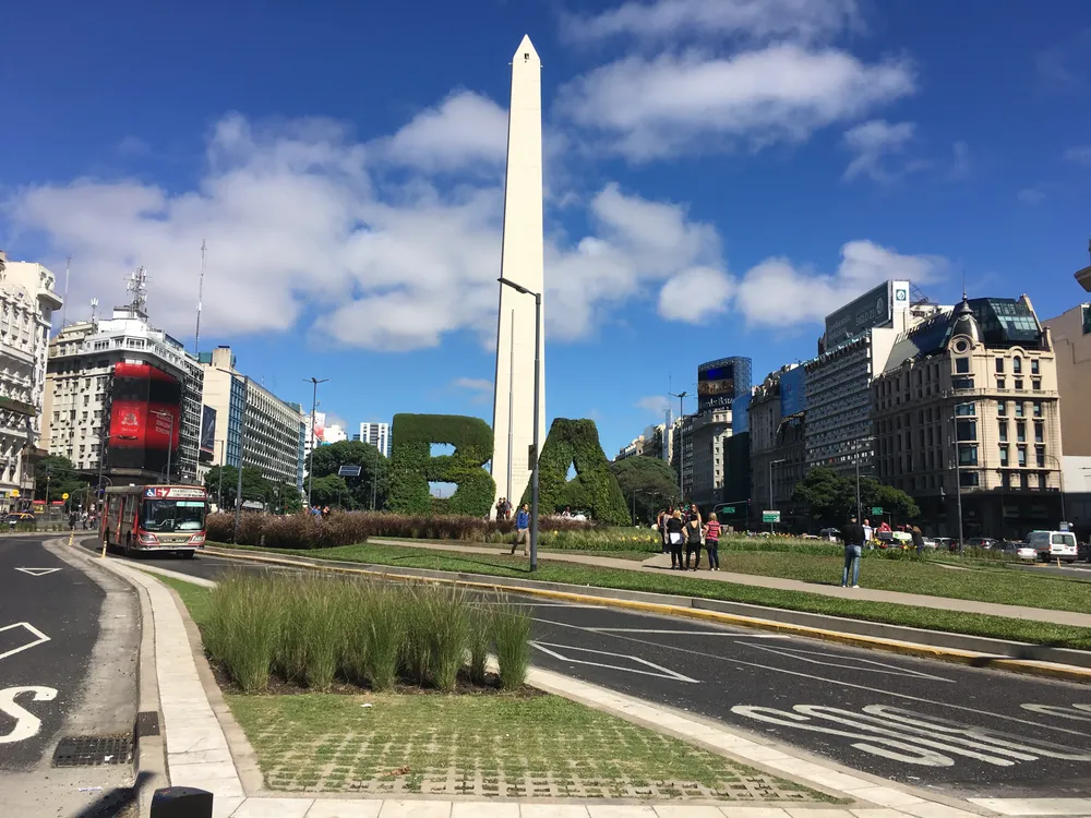 Obelisco con BA
