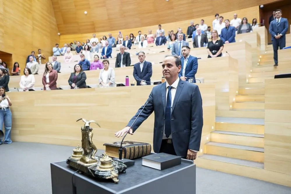 EL OBJETIVO FOTO LEGISLATURA JURA LLAMOSAS Sesion-23_10-1024x682