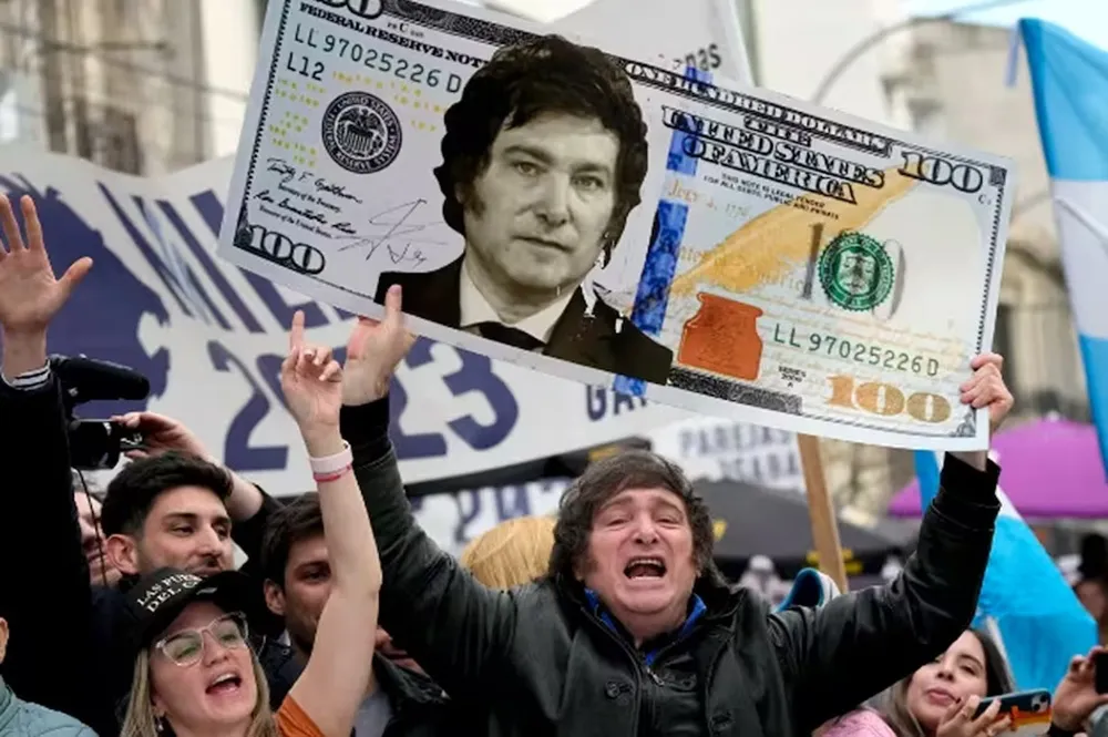 javier-milei-con-un-billete-de-cien-dolares