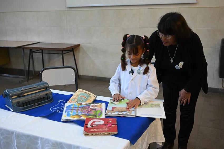 Nahiara-Albornoz-Rodriguez-libro-braille-3_ cba.gov.ar
