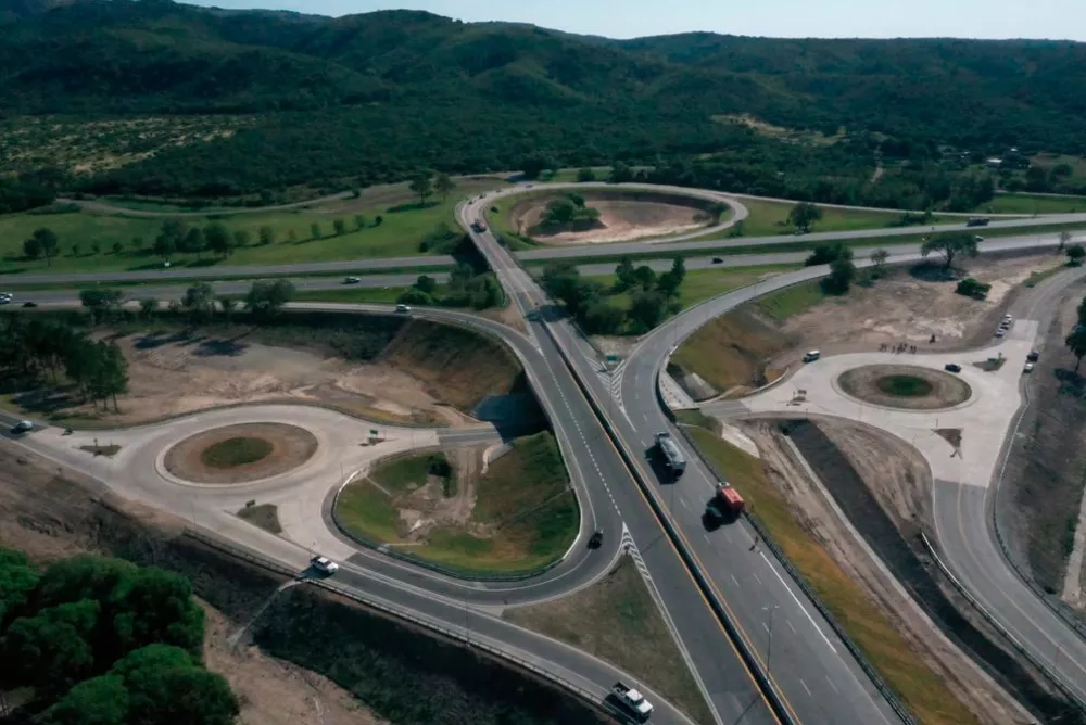 11-JUAN-SCHIARETTI-HABILITA-LA-COLECTORA-Y-ROTONDA-ATO-CARLOS-PAZ-Y-C45-