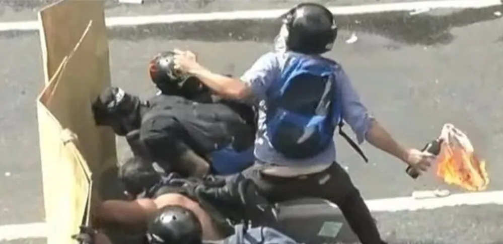 EL OBJETIVO FOTO BOMBAS MOLOTOV CONGRESO X