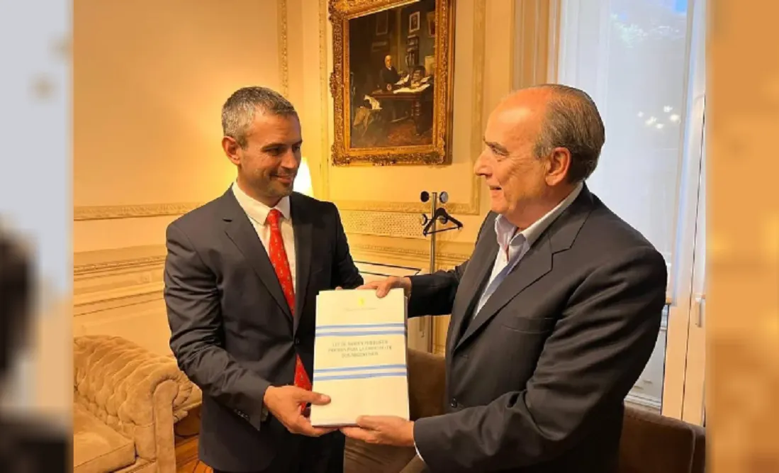 ministro del Interior, Guillermo Francos, hace entrega del proyecto a titular de la Cámara de Diputados Martín Menem.