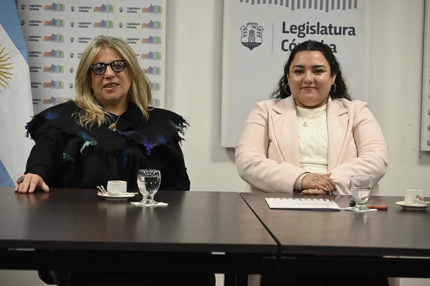 natalia-mónaco-karen-acuña_ prensa Legislatura