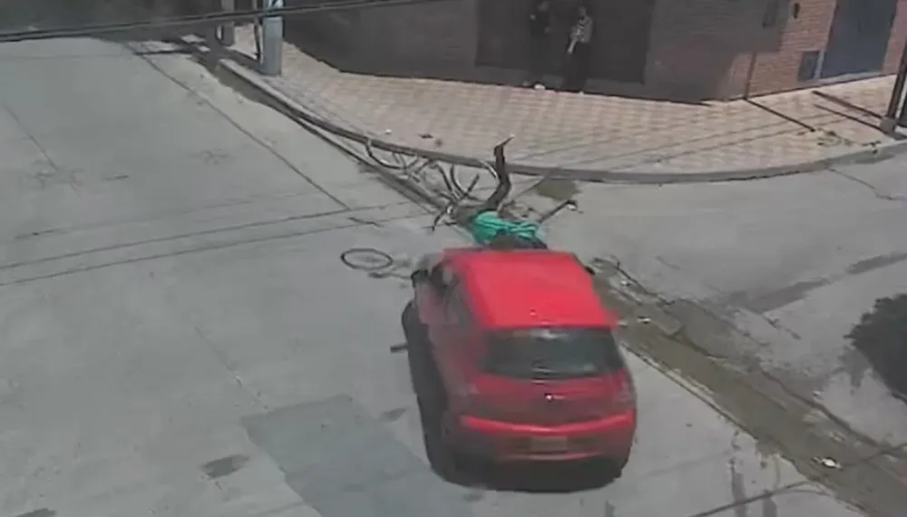 fuerte-accidente-en-una-esquina-de-cordoba-un-ciclista-