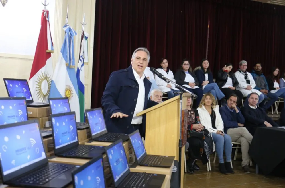 entrega de 12 mil netbooks