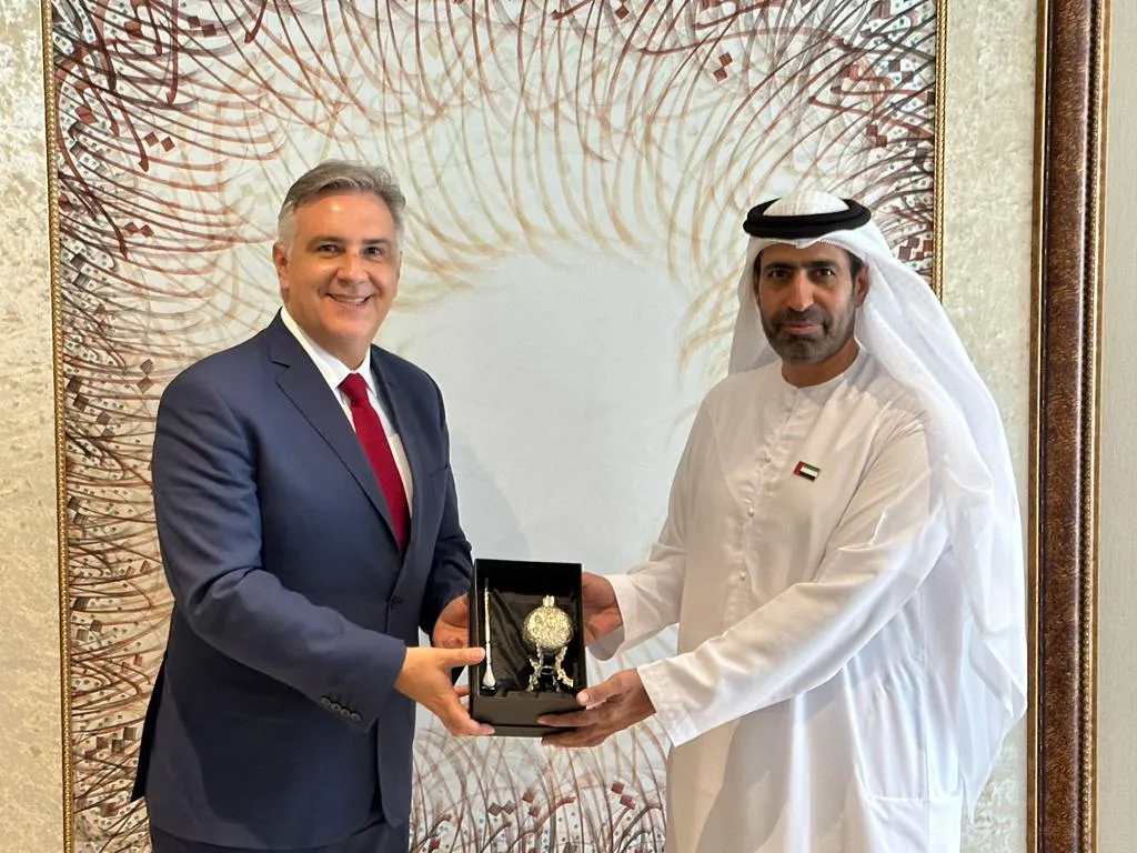 Llaryora en Abu Dabi