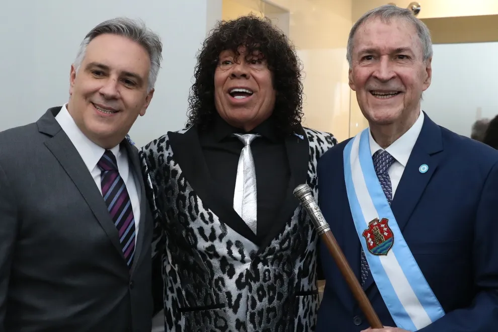 la mona jimenez con schiaretti y llaryora