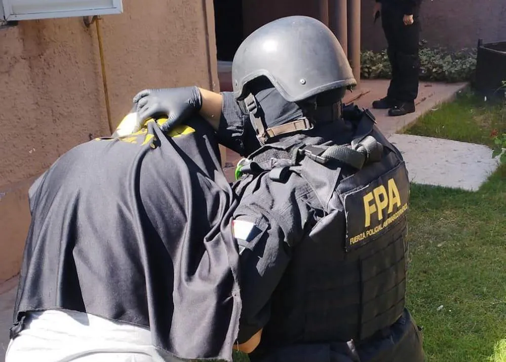 EL OBJETIVO FOTO FPA BARRIO ITUZAINGO MUJER DETENIDA