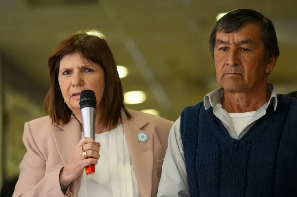 Bullrich con el papá de Loan