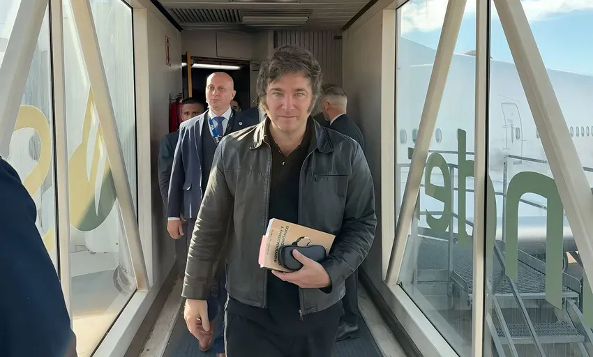 Milei-regreso-viaje_ NA