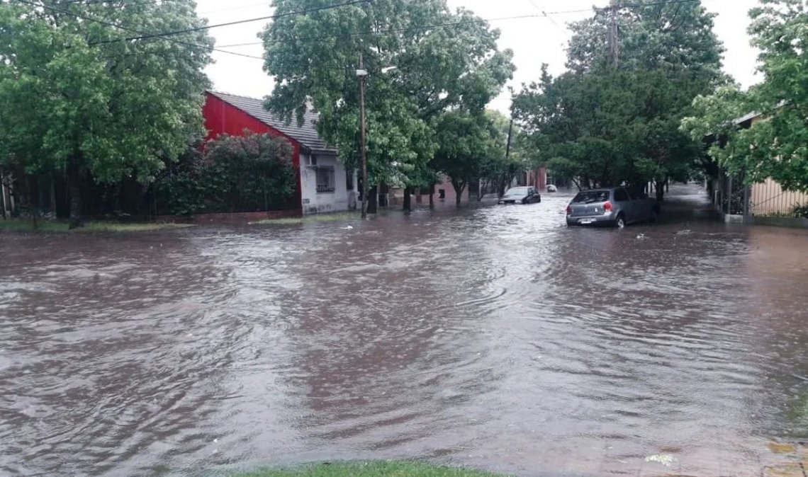 una nena estuvo a punto de ser arrastrada por agua