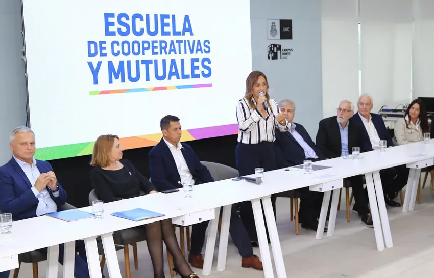 prunotto-cooperativas-y-mutuales-01_ prensa Legislatura