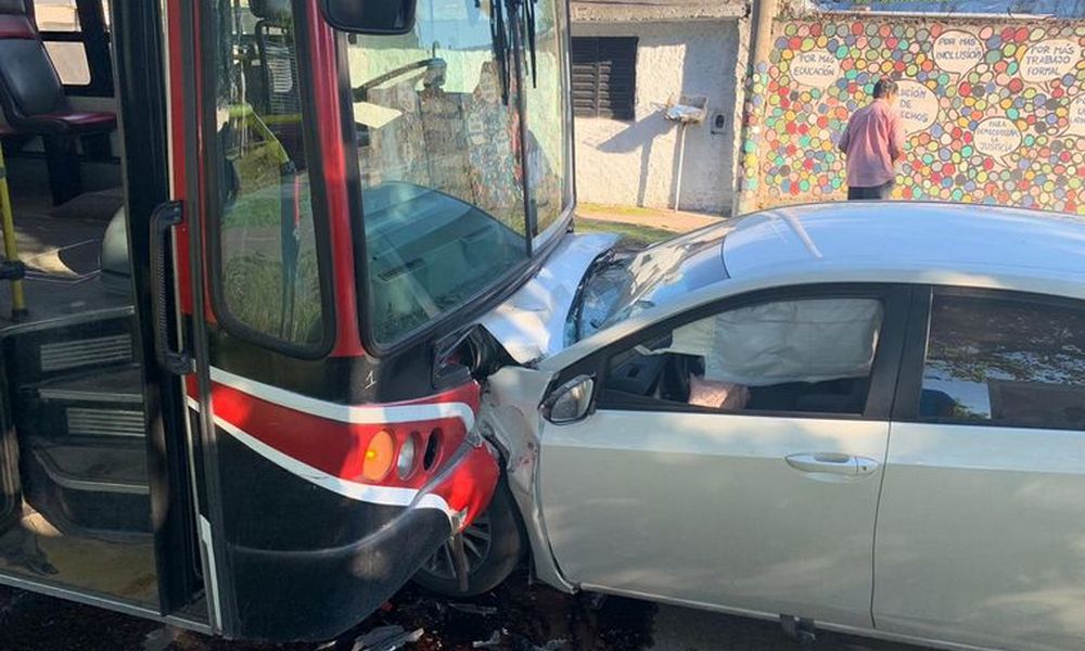 Un hombre se durmió y chocó su auto contra un colectivo de Ersa