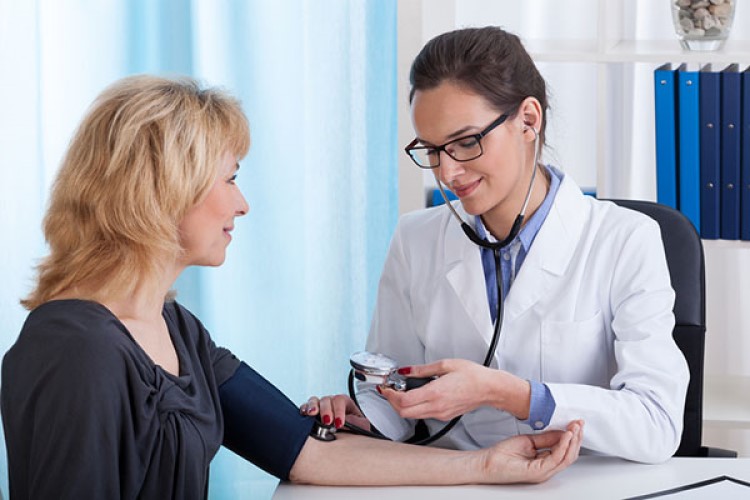 medico-atendiendo-paciente