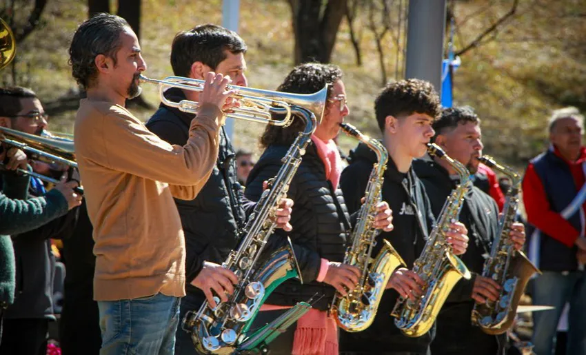 Suena-una-banda-música-al-aire-libre_ cba.gov.ar
